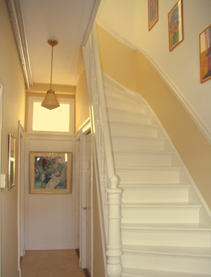 gele lambrisering en roomwit houtwerk: kleur ideeën voor in een klassiek trappenhuis