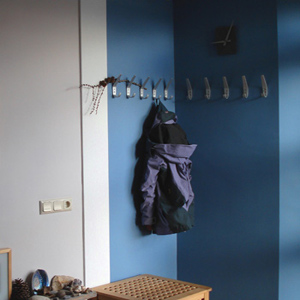 een steenblauwe en een zacht paarse muur: kleur ideeën voor in de entree
