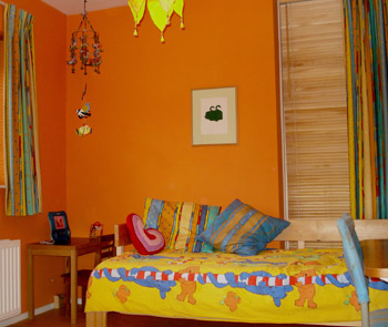 Oranje: kleur idee voor op de muur in een meisjeskamer