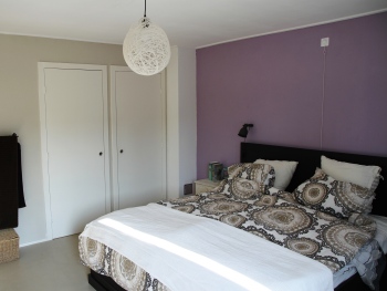 Warm paars en een natureltint op de muren: kleur ideeën voor de slaapkamer