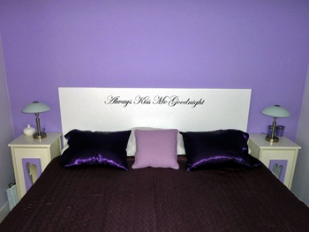 Een lila wand achter het bed: kleuridee voor in een romantische slaapkamer