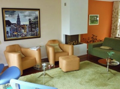 Kleur Naturel en oranje: kleur ideeën voor de muren in de woonkamer
