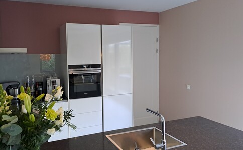 Rozetinten in strak witte keuken