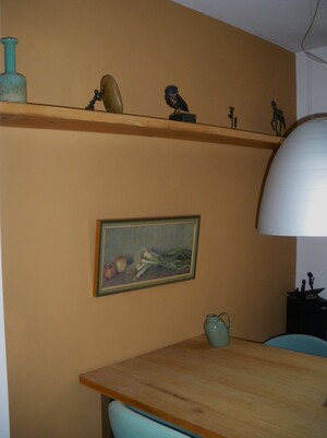 Aardetint op eetkamerwand