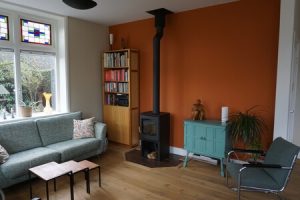 terracotta wand in woonkamer